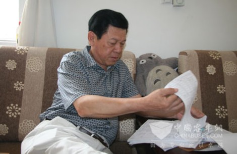 新國線集團（聊城）有限公司機務副總李崇琳給記者講解節油狀況