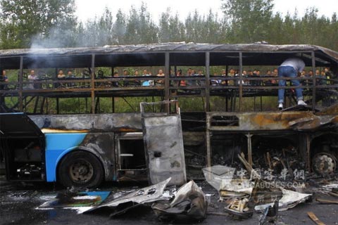 大客車爆胎后發生車禍慘案
