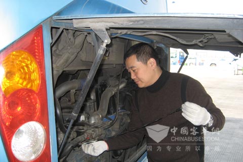 駕駛員檢查車輛