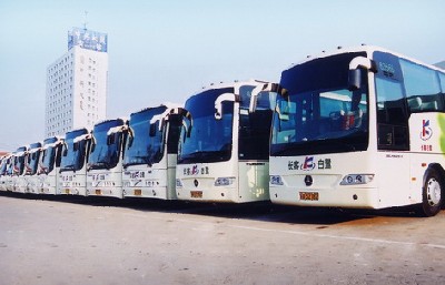 南京 長(zhǎng)客集團(tuán)整齊待發(fā)的客車(chē)
