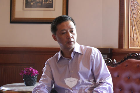 衡山汽服副總經理李振斌接受記者采訪