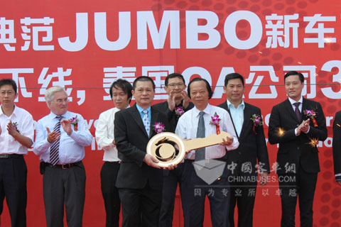向泰國OA公司高層遞交金鑰匙