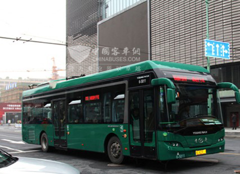 脫辮行駛在延安路的K155路