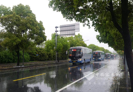 龍澤汽服的中通客車送客人前往機場