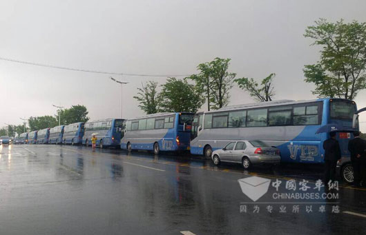 龍澤汽服的中通客車在酒店門口等候客人