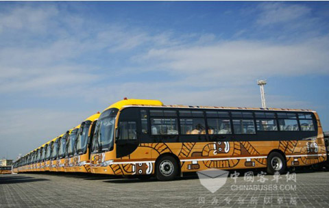 服務(wù)拉巴斯的大金龍公交車(chē)