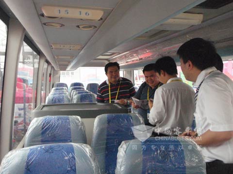 老撾客戶參觀恒通客車