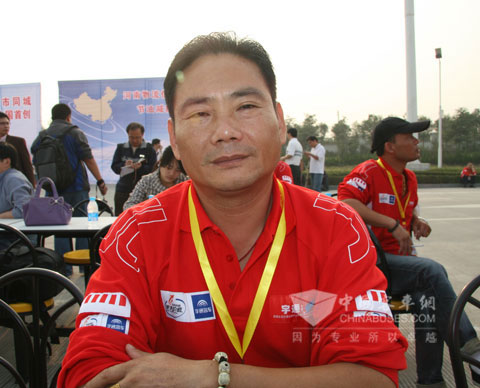 來(lái)自湖南衡陽(yáng)湘運(yùn)公司駕駛員的石自元接受客車網(wǎng)采訪