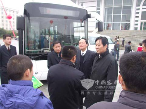 科技部副部長劉燕華參觀百路佳新能源客車