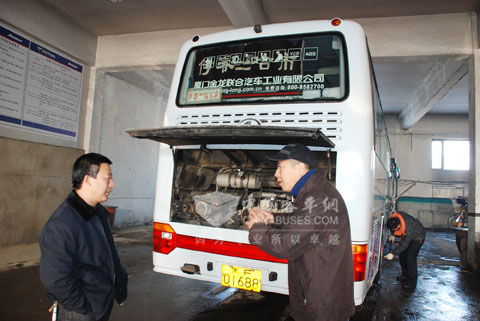 駕駛員李峰（右）正在與廠商代表交流車輛保養(yǎng)經(jīng)驗(yàn)