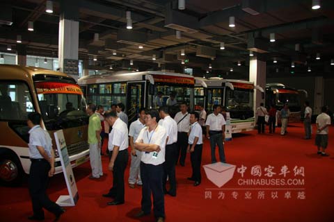 上百名客運代表查看申龍平安中國行展車