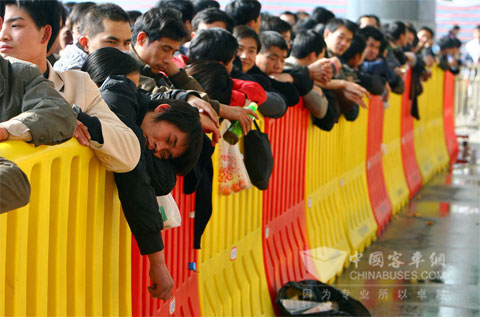 2010年1月20日下午，寧波國際會展中心鐵路臨時售票點，長長的隊伍中，從廣西來此打工，已經3年沒有回過家的小伙子梁獻貴趴在隔離欄上酣然入眠。 