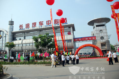 安徽省阜陽市汽車運(yùn)輸集團(tuán)有限公司（簡(jiǎn)稱阜汽集團(tuán)）始建于1949年， 2002年通過ISO9001：2000質(zhì)量管理體系認(rèn)證，已連續(xù)多年躋身全國道路運(yùn)輸企業(yè)50強(qiáng)，系交通部重點(diǎn)聯(lián)系單位，現(xiàn)為全國道路客運(yùn)一級(jí)、貨運(yùn)二級(jí)企業(yè)。