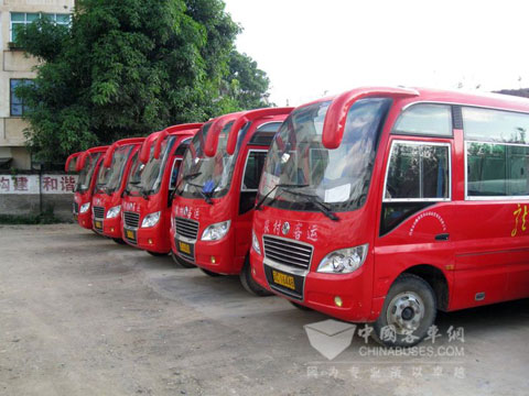 整齊劃一的農村客運車輛