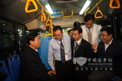 國務院副總理張德江認真聆聽海格介紹