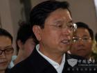 國務院副總理張德江認真聆聽