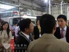 商務部領導在金旅展臺前交流