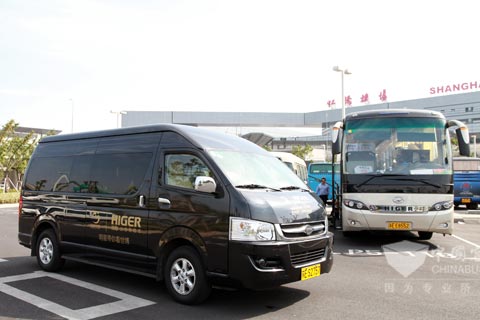 海格商旅車在虹橋機場遇到兄弟海格H90.