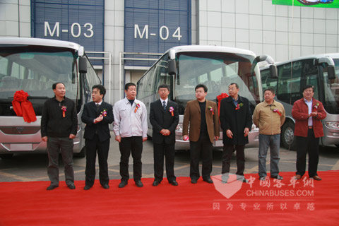 參加交車(chē)儀式的領(lǐng)導(dǎo)