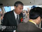 恒通客車副總經理田野在恒通的純電動車上向黃奇帆市長、田力普局長介紹恒通客車