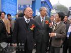恒通客車副總經理田野在恒通的純電動車上向黃奇帆市長、田力普局長介紹恒通客車
