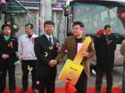 福田歐V新能源客車(chē)公司總經(jīng)理李洪俊向勝利油田濱南采油廠副總經(jīng)理崔榮海遞交車(chē)鑰匙