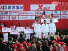 廈門市副市長葉重耕、大金龍副總經(jīng)理徐向東等為女子全程馬拉松賽獲獎(jiǎng)選手頒獎(jiǎng)后合影