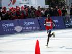 肯尼亞選手凱伯科里爾以2小時(shí)8分07秒成績奪冠，圖為沖刺瞬間