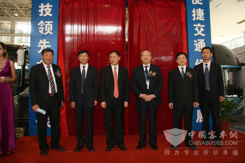 中國道協(xié)會長楊利民、常務副會長孔衛(wèi)國、交通運輸部運輸司司長李剛等領導為中通客車新品揭幕