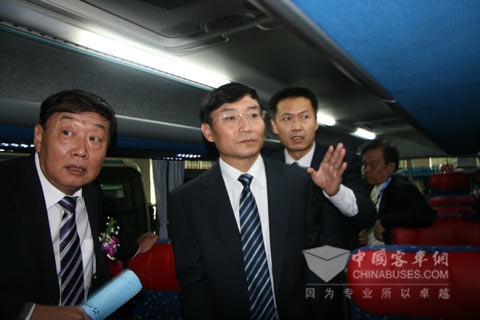 道路運輸司司長李剛、常務副會長孔衛(wèi)國視察中通“世紀星”