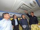 領導們詳細了解校車內外各項安全設施