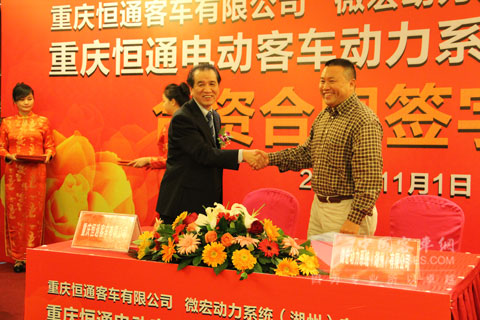 恒通客車總經(jīng)理與微宏動力公司董事長吳揚(yáng)簽署協(xié)議