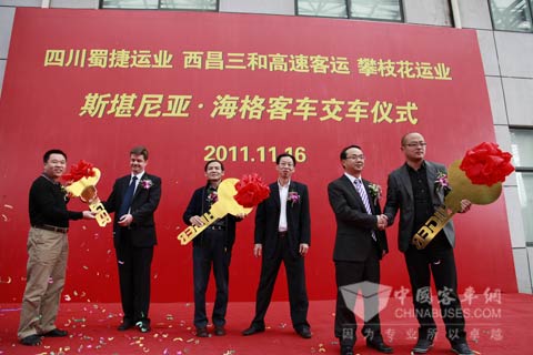 蘇州金龍與斯堪尼亞中國領導向客戶遞交金鑰匙