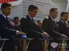 中央政治局委員俞正聲、工信部部長苗圩等領(lǐng)導(dǎo)按下開幕式啟動(dòng)按鈕