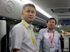 大金龍董事長谷濤向馮正霖副部長介紹大金龍車載電腦信息系統的先進功能