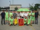 公司領導與籃球賽冠軍合影