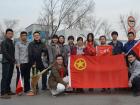 歐輝客車團委組織開展“無私奉獻，學習雷鋒”活動，青年員工清掃完廠區(qū)外留念