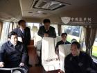 福建省委書記尤權(quán)（右一）試乘金旅純電動考斯特