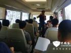 爬坡測(cè)試中，宇通T7上坡爬坡平穩(wěn)靜止，仰角坡度27°