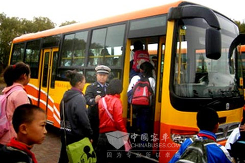 齊齊哈爾:政府"買單"  免費校車走進農村