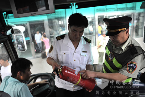 青島交運工作人員對營運車輛上的滅火器進行檢查