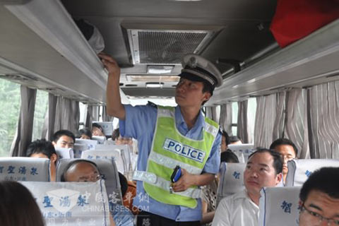 蒙陰交警檢查營運客車安全