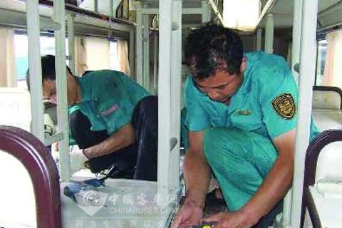 工人們正在為青島交運的臥鋪客車加寬逃生通道