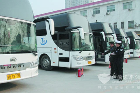 邯鄲市公安交警支隊東環機動車檢測站內工作人員在對眾多車輛進行檢測