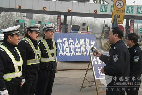 邢臺高速交警加大對旅游客車管理力度