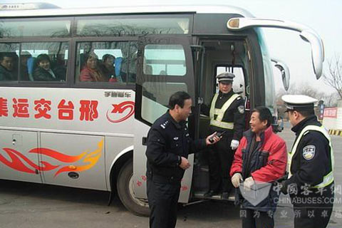 邢臺高速交警加大對旅游客車管理力度