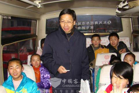 校車新模式：酒泉客車前窗掛起“校車”標識