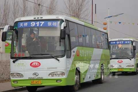 配有艾里遜自動變速箱的八方達917公交車平穩安全地行駛在北京城郊路上