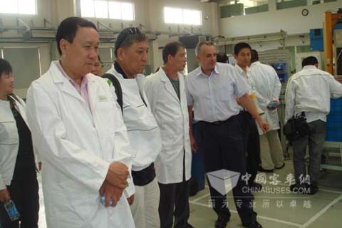 浙江省公交協會秘書長聽取法國專家的介紹