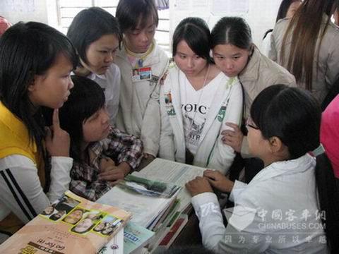 玉柴志愿者為學(xué)生們提供學(xué)習(xí)輔導(dǎo)